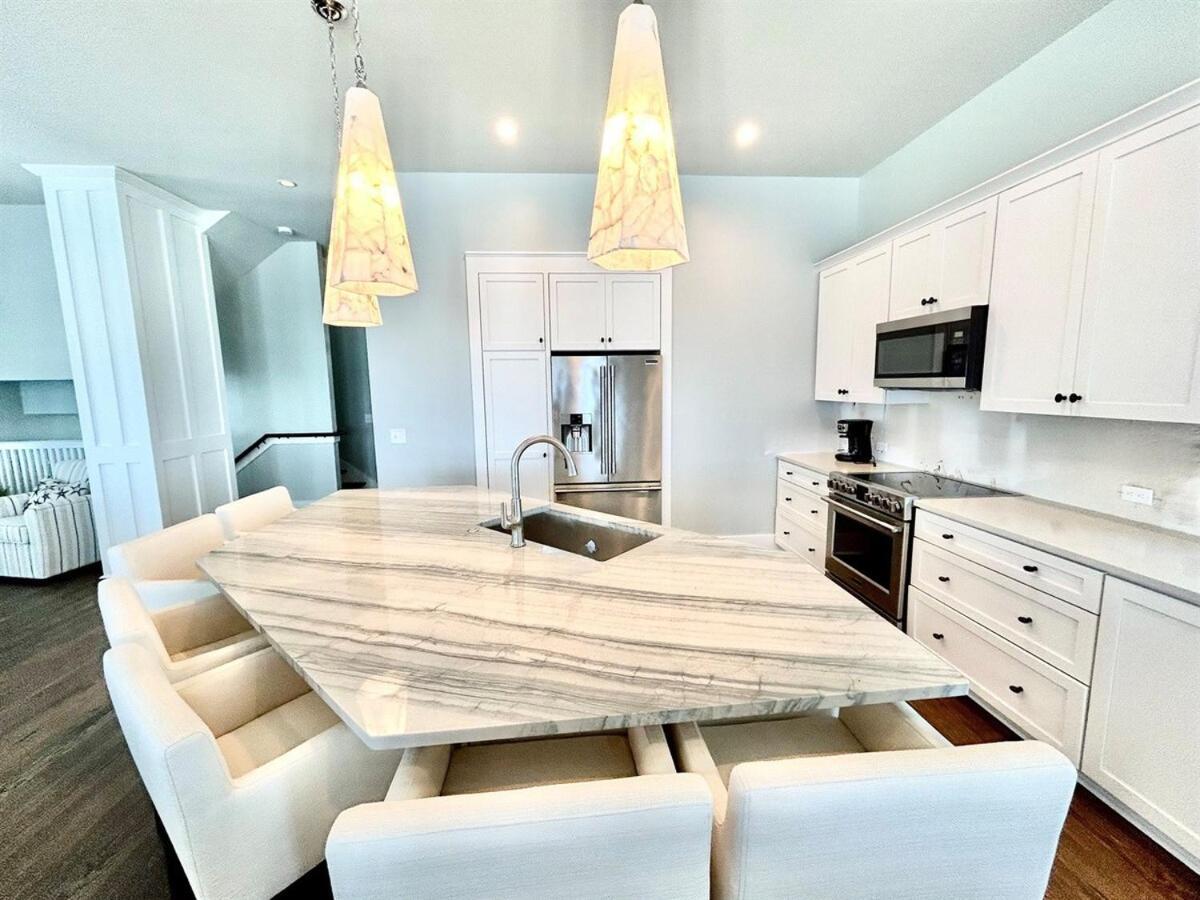 330 Beachside Premium Gulf Front Service Now Included Holiday home