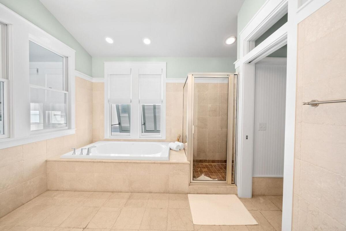 330 Beachside Premium Gulf Front Service Now Included Holiday home *