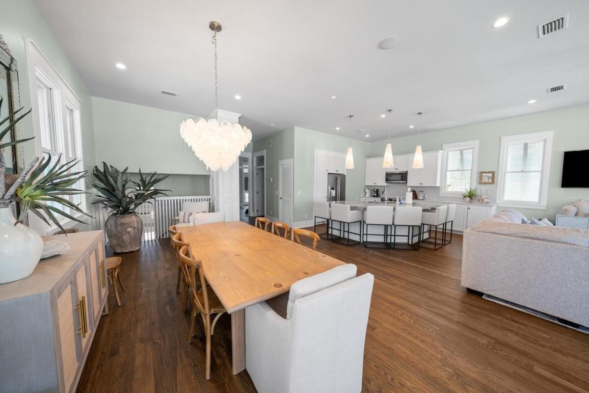 330 Beachside Premium Gulf Front Service Now Included Holiday home *